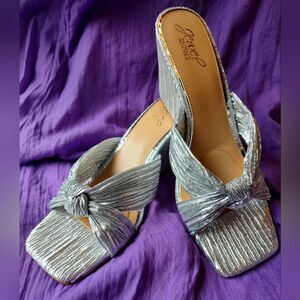 Jewel Badgley Mischka Women's Silver Heeled Sandals. Size 10